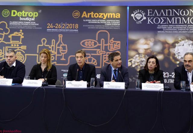 Από αριστερά προς τα δεξιά ο πρόεδρος της Συντεχνίας Καταστηματαρχών Ζαχαροπλαστών Θεσσαλονίκης, κ. Μάριος Παπαδόπουλος, η εκπρόσωπος της ΠΟΒΑΚΩ, κα Ελένη Τεζαψίδου, ο πρόεδρος της ΔΕΘ-Helexpo, κ. Τάσος Τζήκας, ο διευθύνων σύμβουλος της ΔΕΘ-Helexpo, κ. Κυριάκος Ποζρικίδης, η α’ αντιπρόεδρος της Ομοσπονδίας Αρτοποιών Ελλάδος, κα Ελισάβετ Κουκουμέρια και ο αναπληρωτής γενικός διευθυντής της ΔΕΘ-Helexpo, κ. Αλέξης Τσαξιρλής.